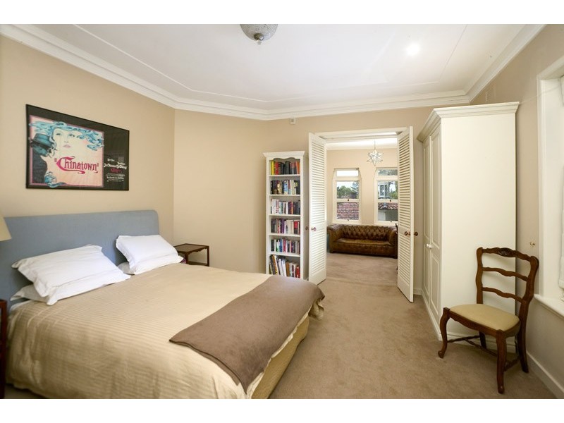 contemporary style bedroom