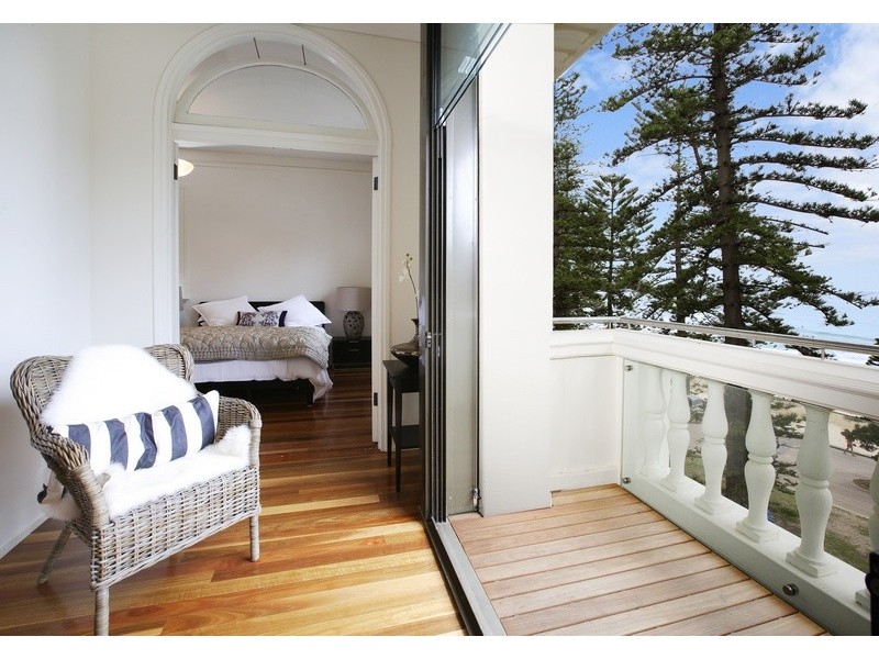 contemporary style bedroom