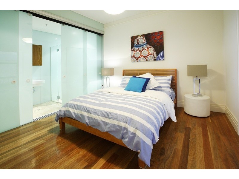 contemporary style bedroom