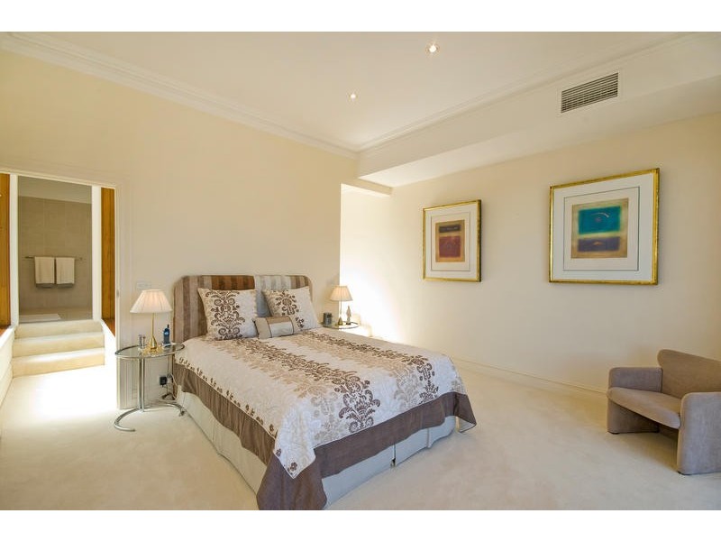 contemporary style bedroom