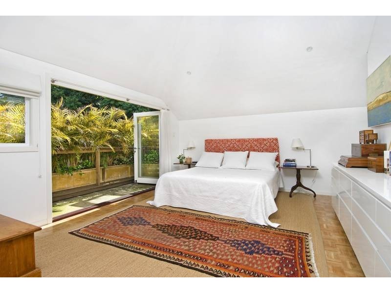 contemporary style bedroom