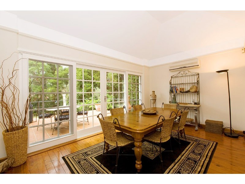 classic style dining room