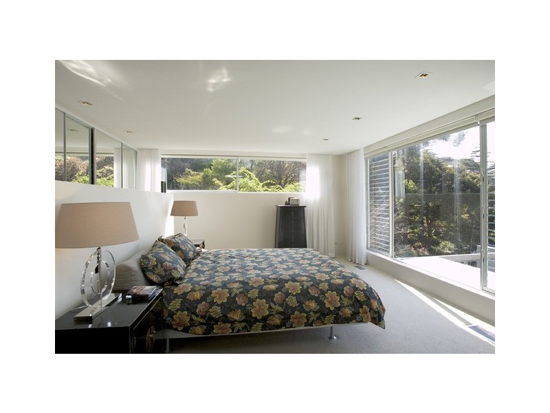 contemporary style bedroom