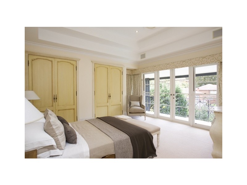 contemporary style bedroom