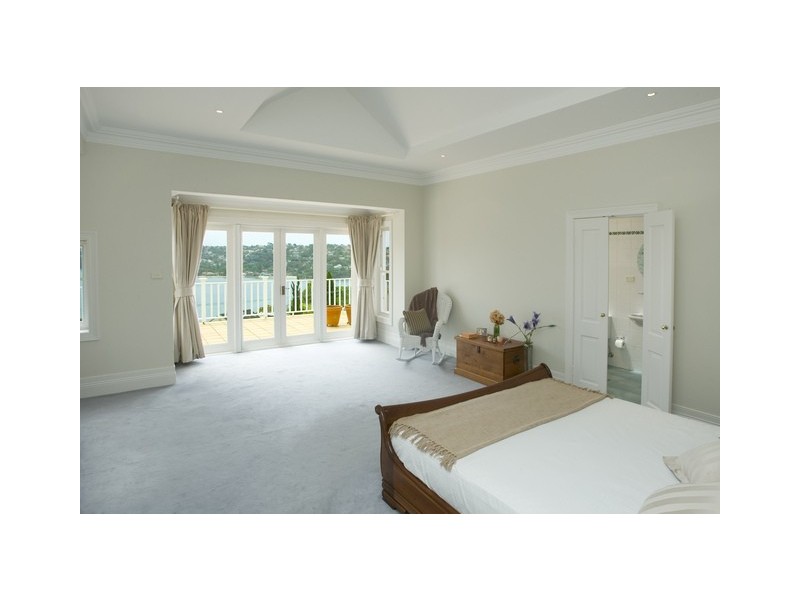 contemporary style bedroom