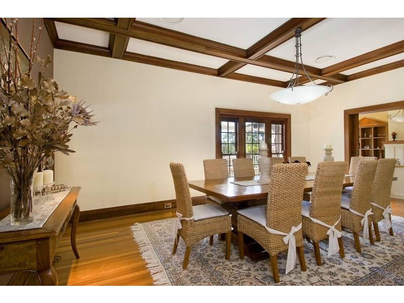 classic style dining room