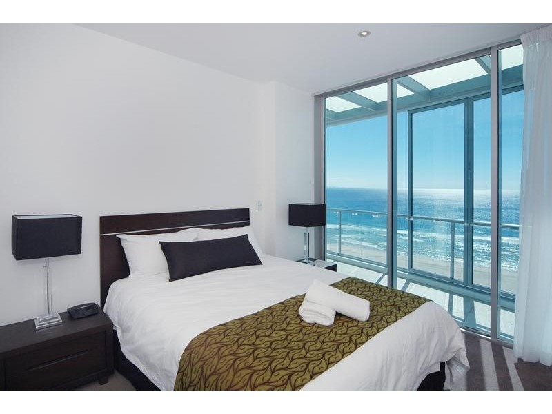 contemporary style bedroom