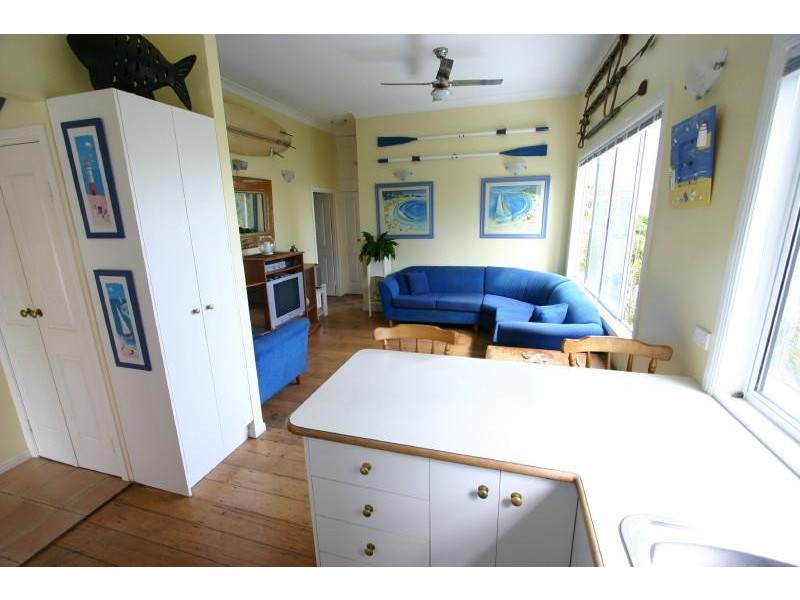 contemporary style bedroom