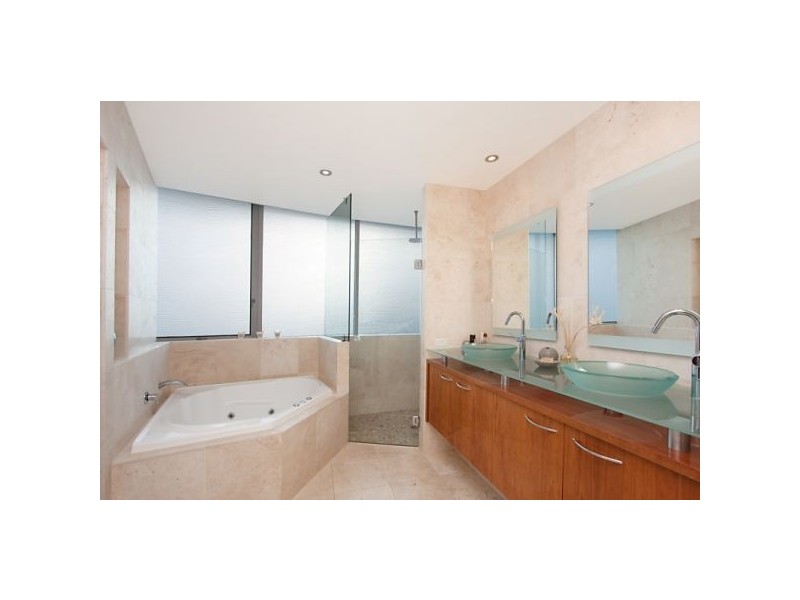 contemporary style bedroom