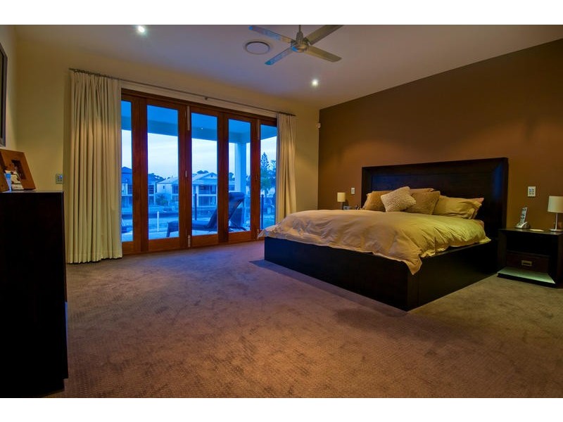 contemporary style bedroom