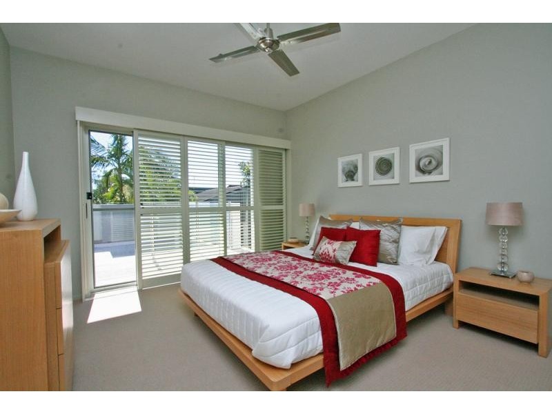 contemporary style bedroom