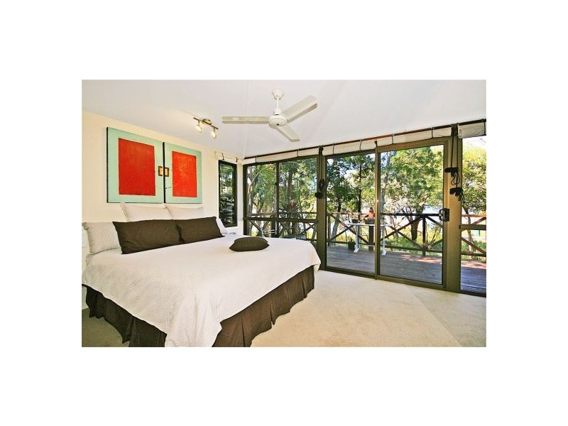 contemporary style bedroom