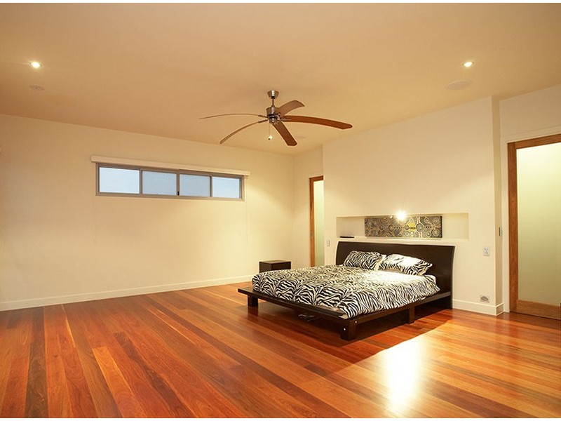 contemporary style bedroom