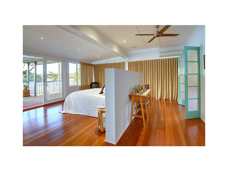 contemporary style bedroom