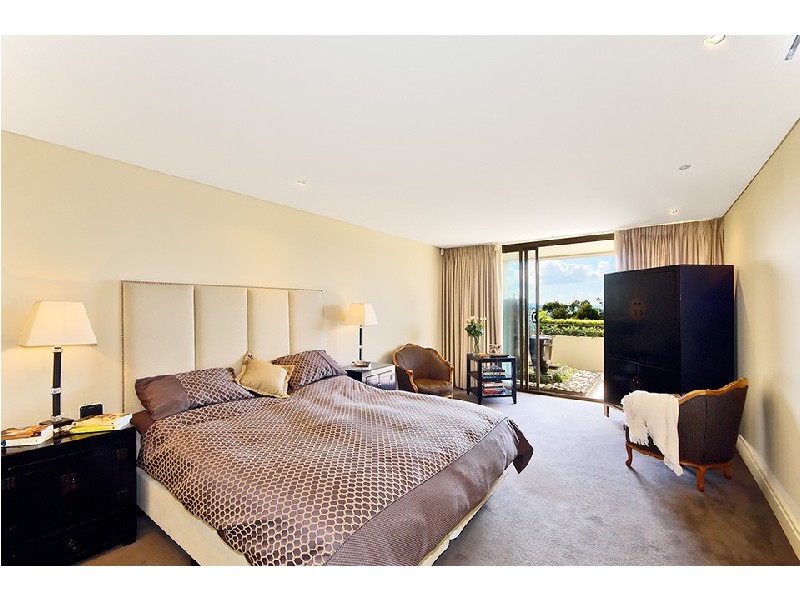 contemporary style bedroom