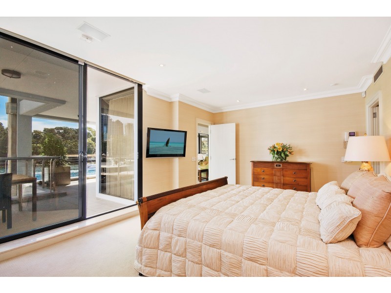 contemporary style bedroom