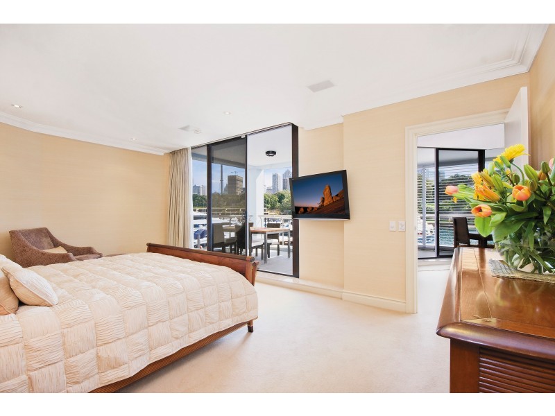 contemporary style bedroom