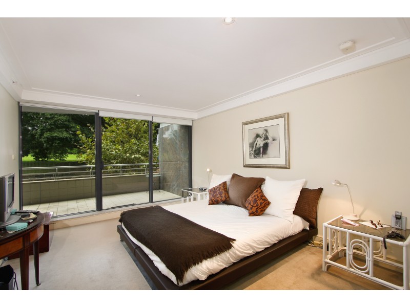 contemporary style bedroom