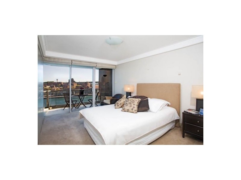 contemporary style bedroom