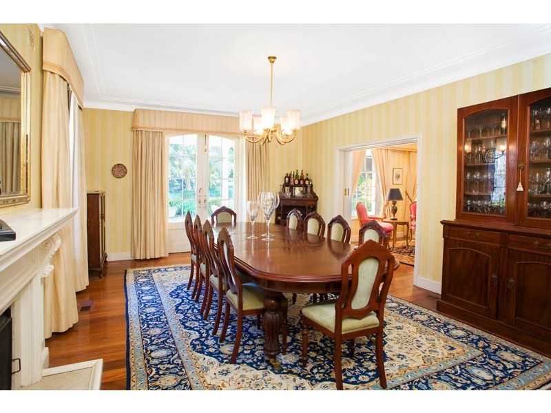 classic style dining room