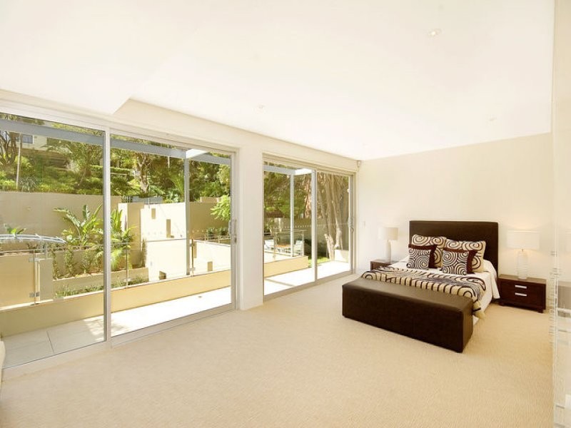 contemporary style bedroom