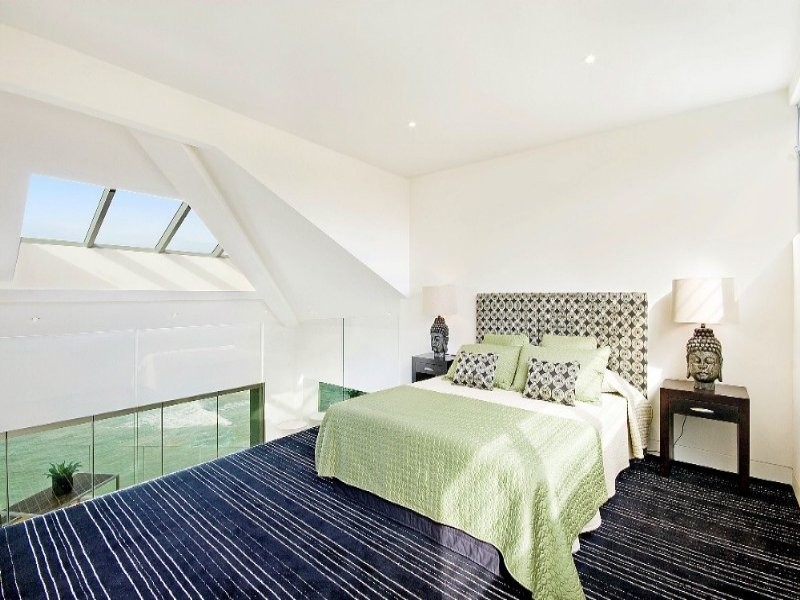 contemporary style bedroom