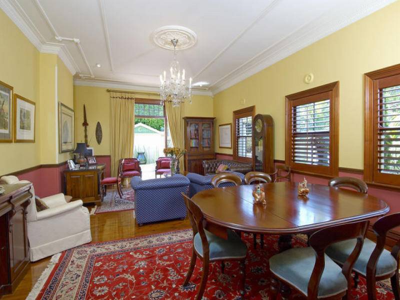 classic style dining room