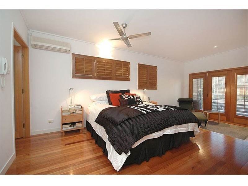 contemporary style bedroom