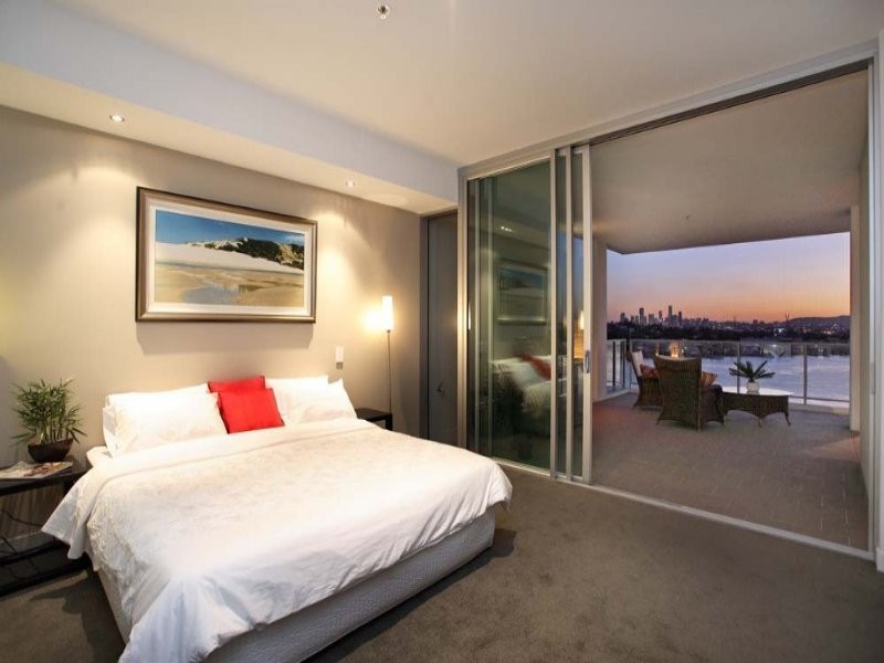 contemporary style bedroom