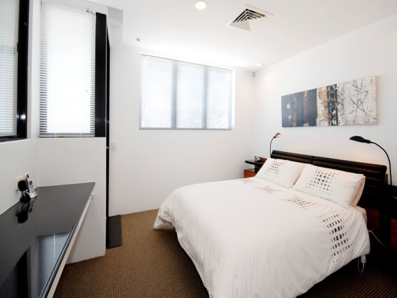 contemporary style bedroom