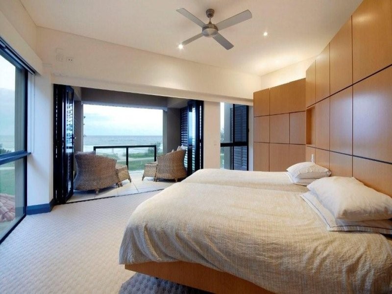 contemporary style bedroom