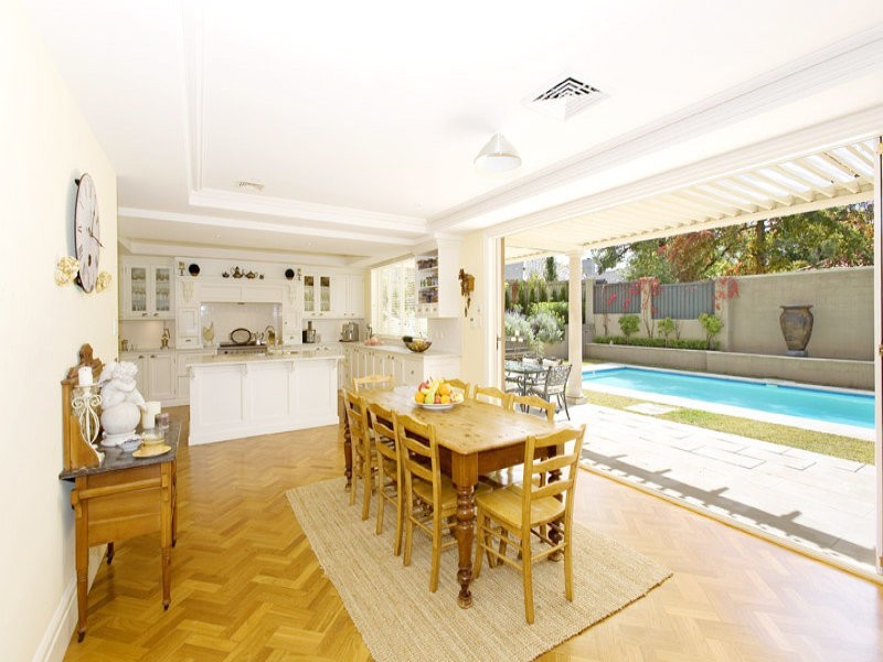 classic style dining room