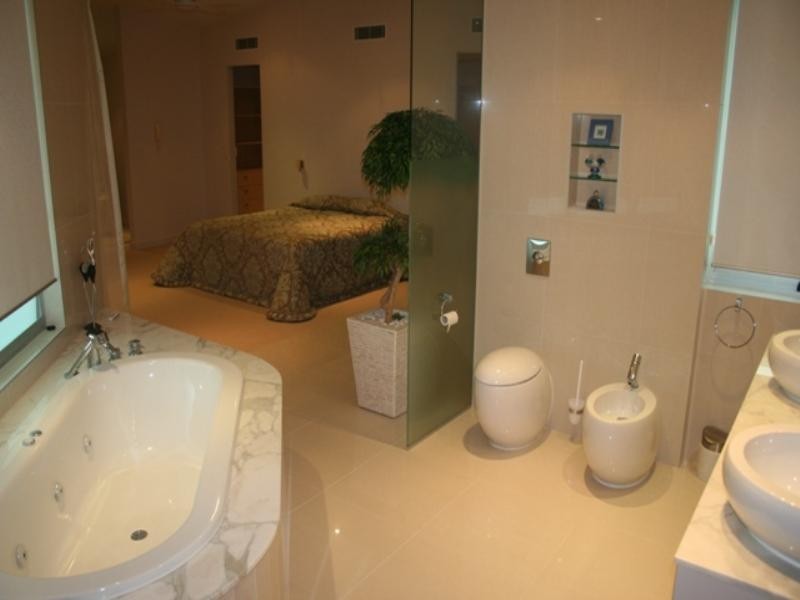 contemporary style bedroom