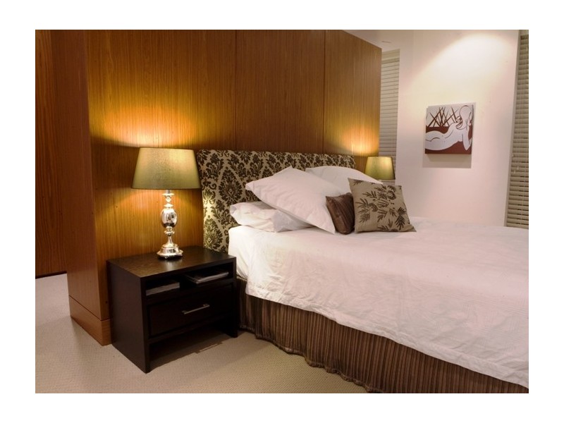 contemporary style bedroom