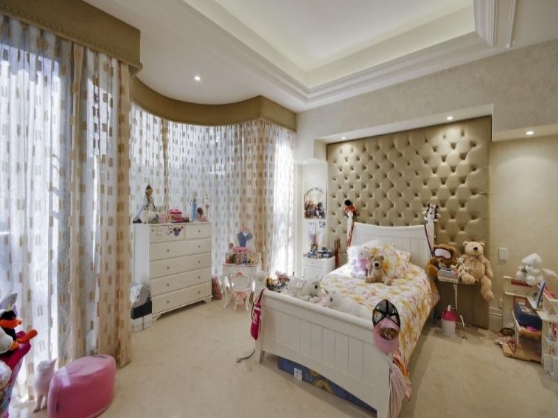 contemporary style bedroom