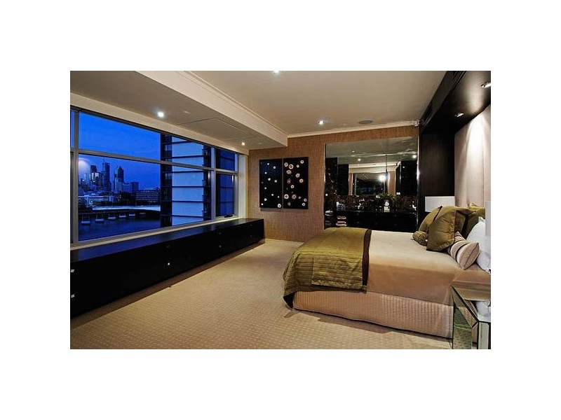 contemporary style bedroom