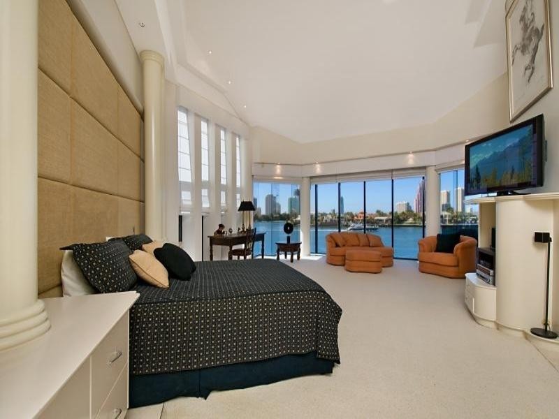 contemporary style bedroom