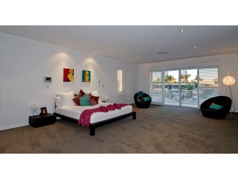 contemporary style bedroom