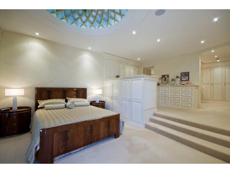 contemporary style bedroom