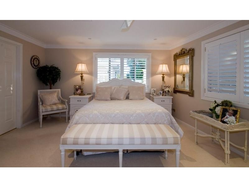 contemporary style bedroom