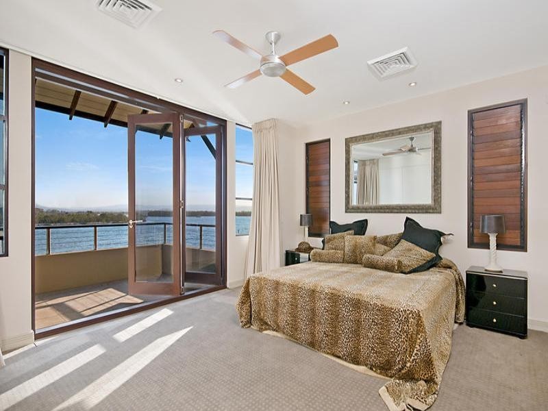 contemporary style bedroom