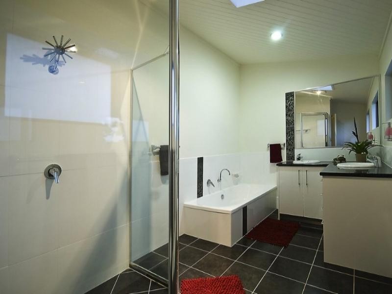 contemporary style bedroom