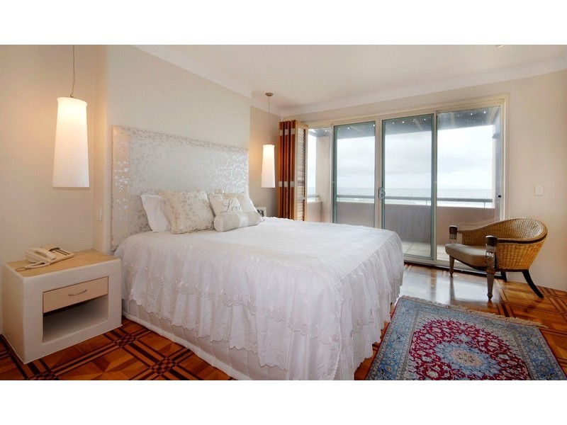 contemporary style bedroom