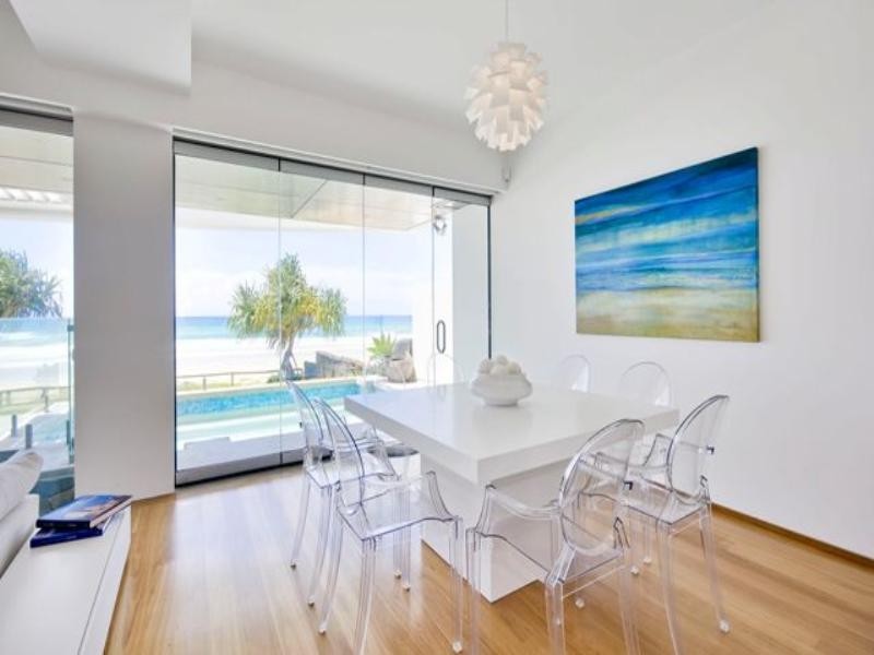 beach style style dining room