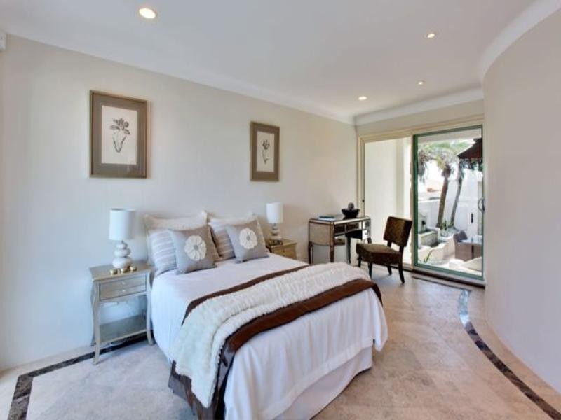 contemporary style bedroom