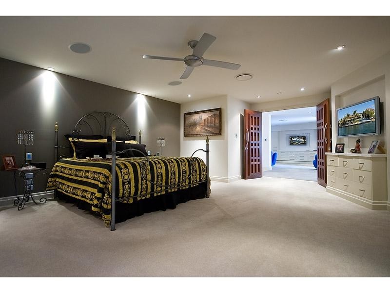 contemporary style bedroom