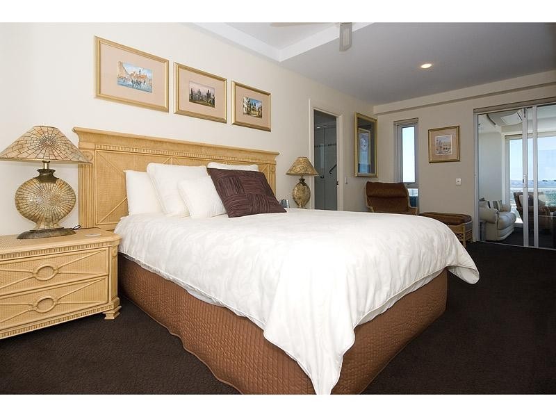 contemporary style bedroom