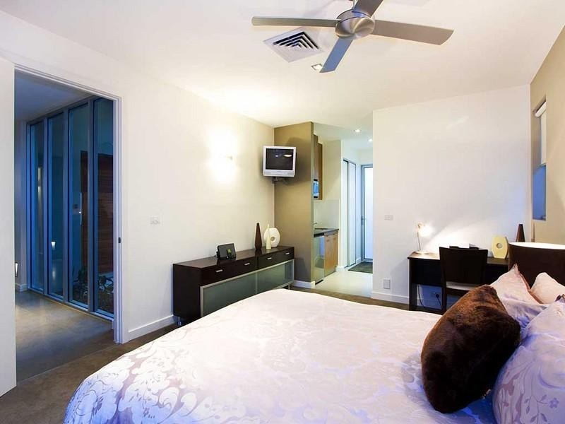 contemporary style bedroom