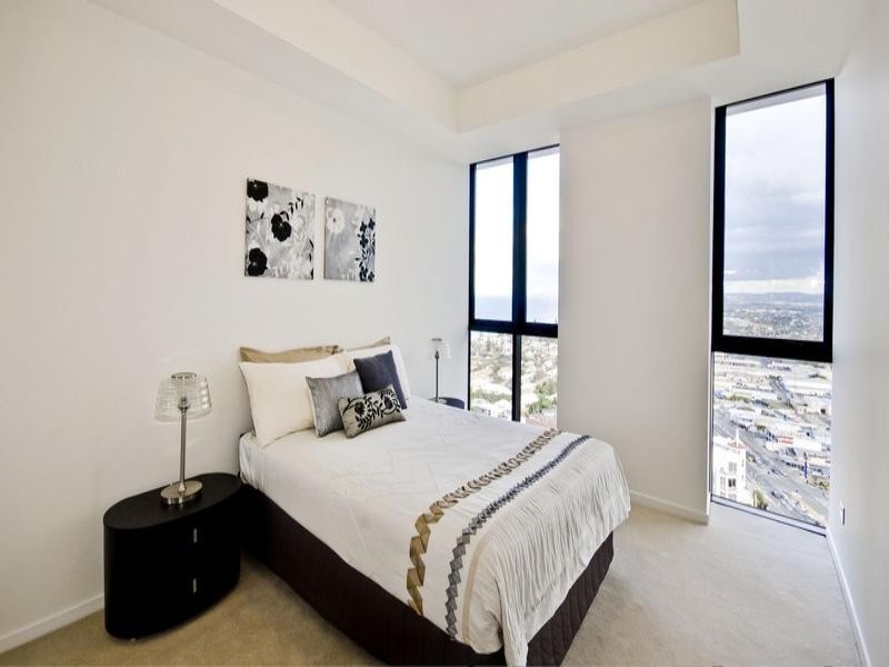 contemporary style bedroom