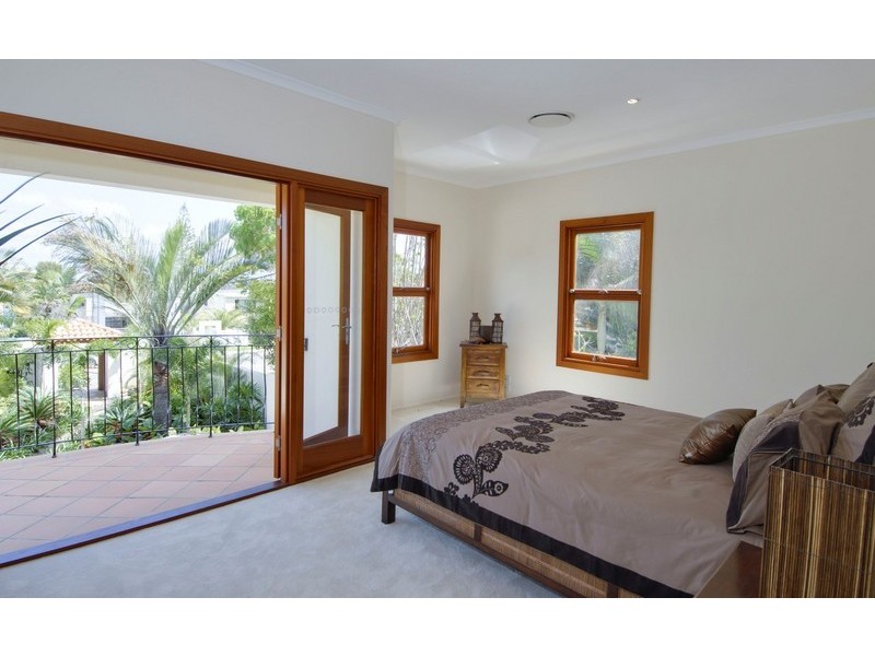 contemporary style bedroom